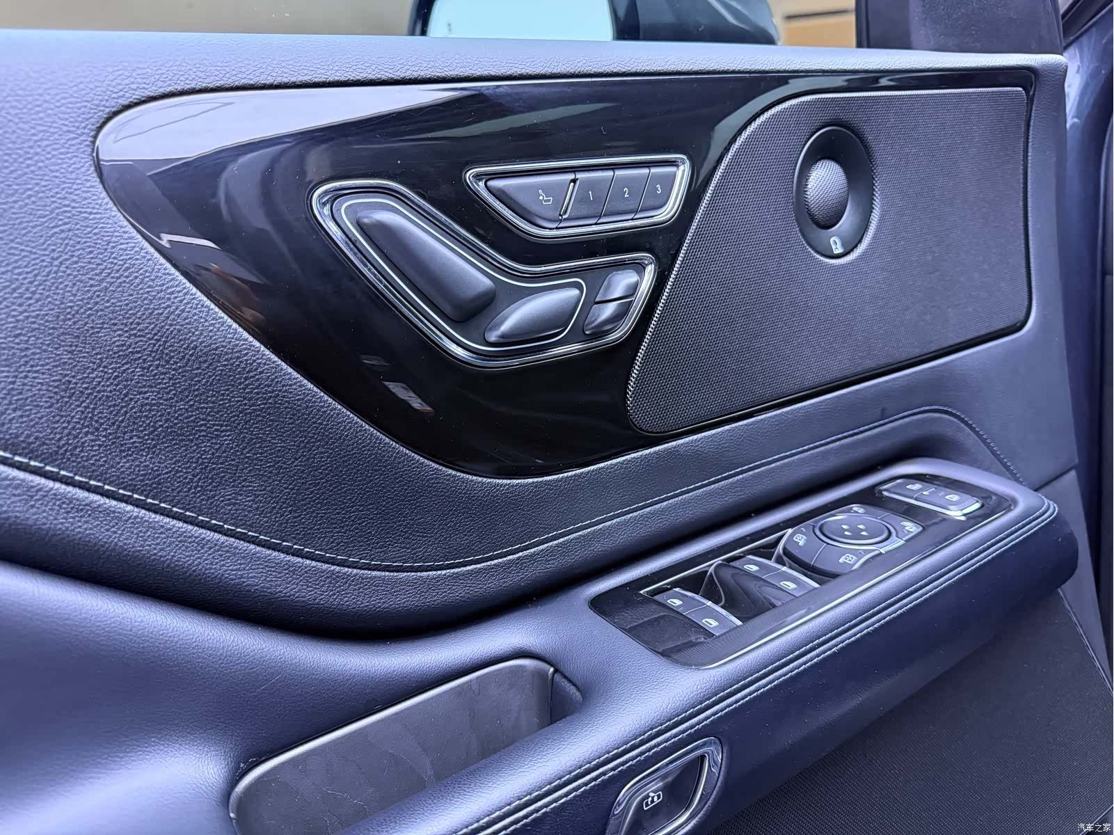 Lincoln Aviator, 2023 6