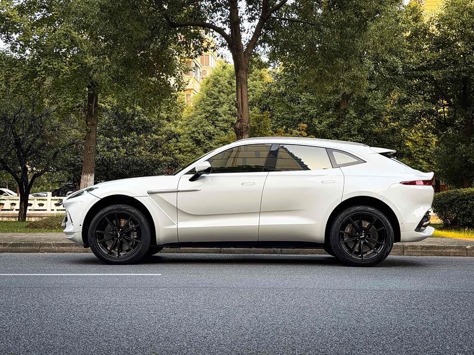 Aston Martin DBX