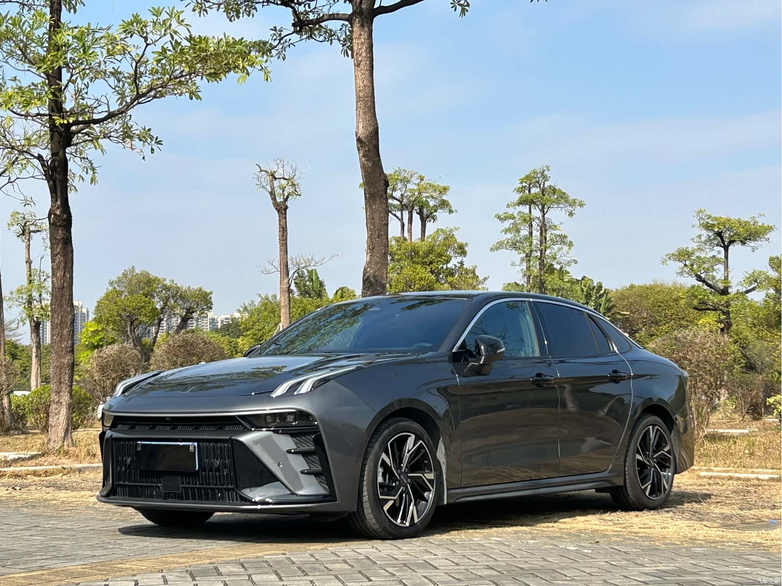 Lynk & Co 02