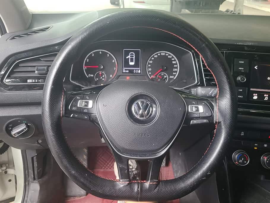 Volkswagen T-ROC exploring Songs