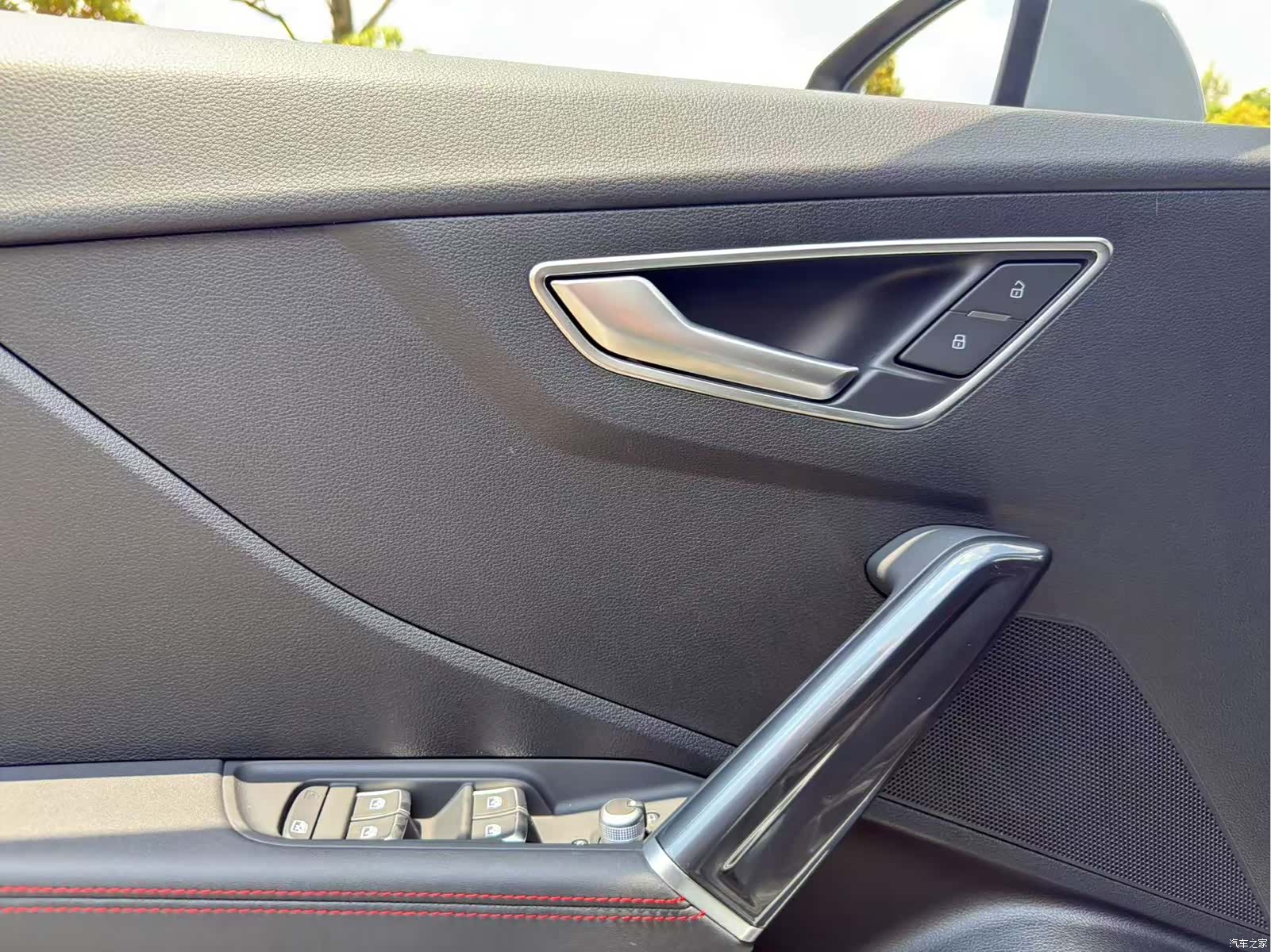 Audi Q2L, 2023 13