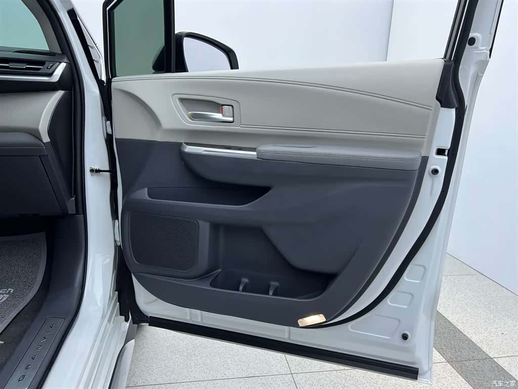 Toyota Granvia, 2024 26