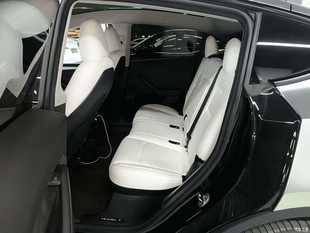 Tesla Model Y, 2023 17