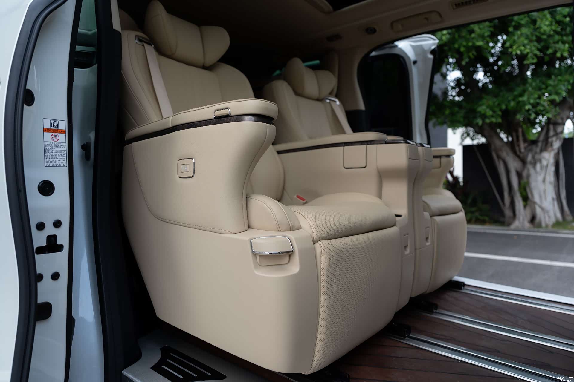 Toyota Alphard, 2022 8