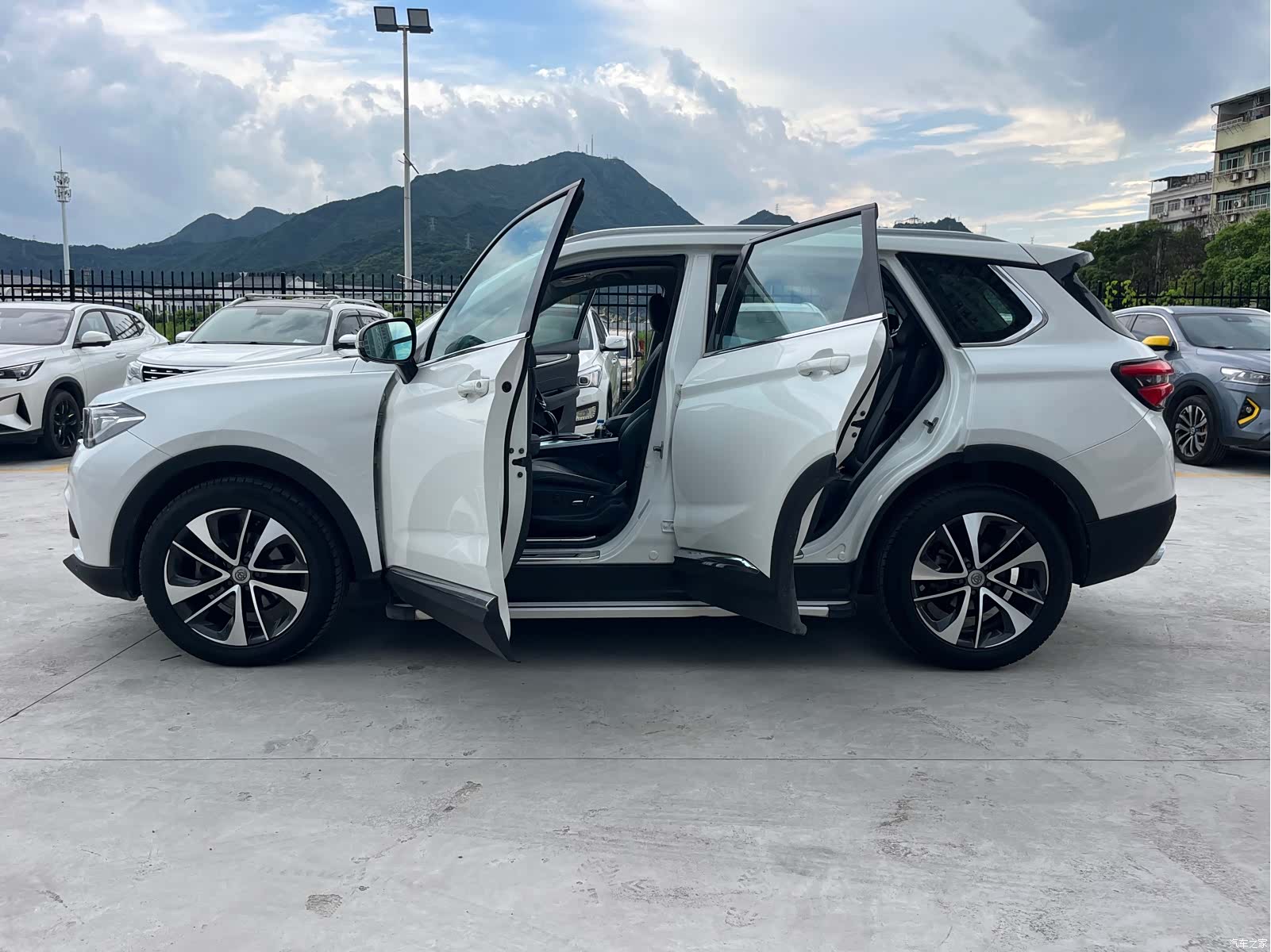 HuaChenZhongHua V7, 2018 14