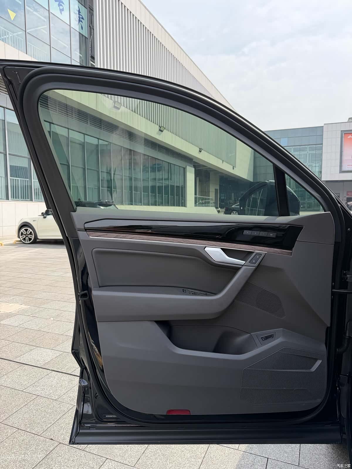 Volkswagen Touareg, 2023 все фото
