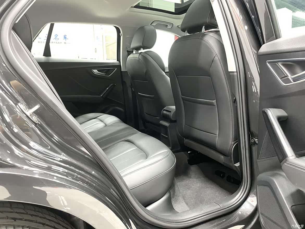 Audi Q2L, 2023 11