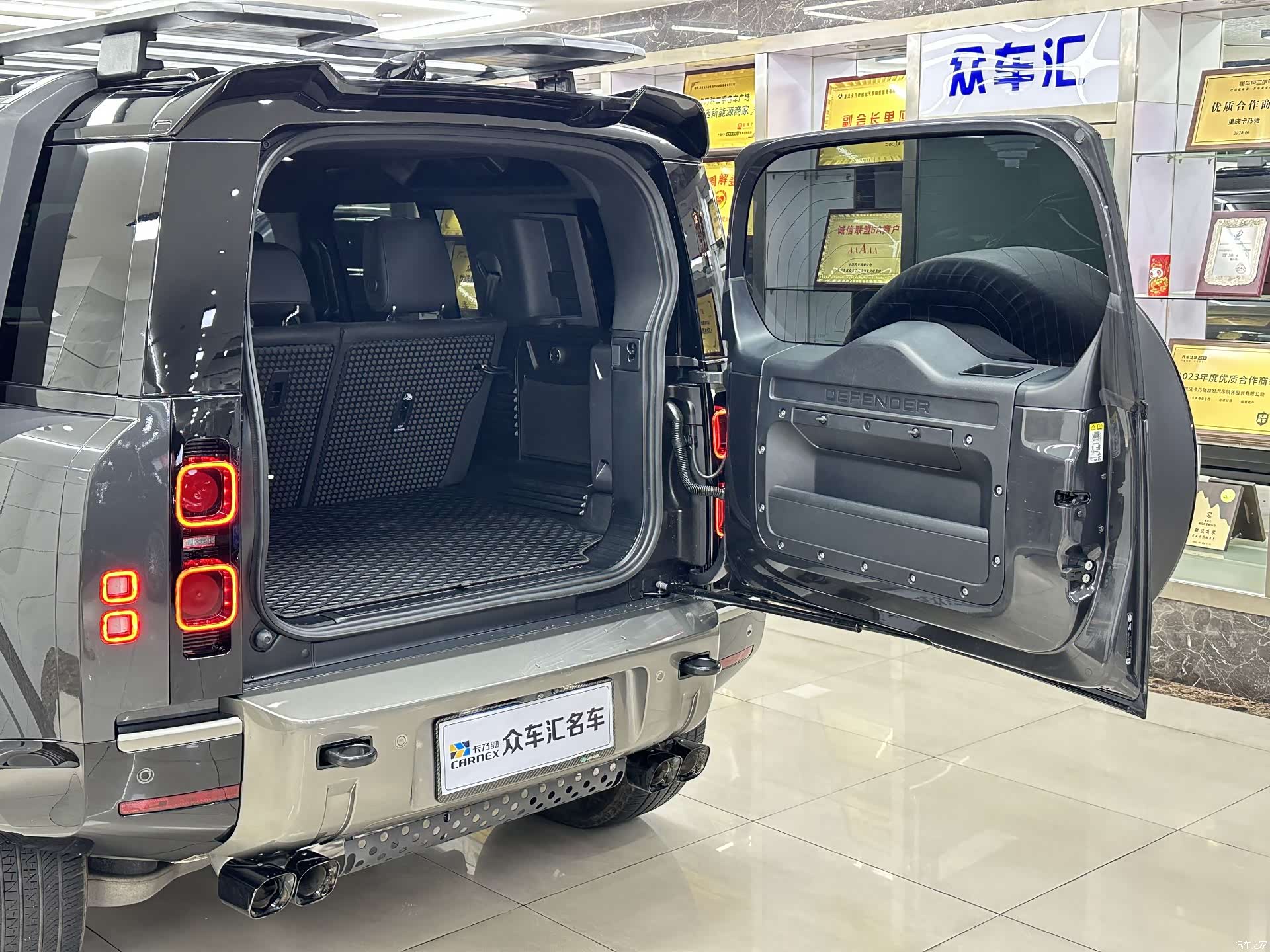 Land Rover Defender, 2024 8