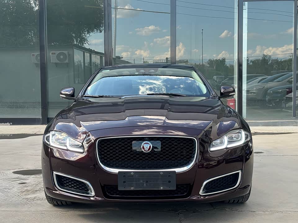 Jaguar XJ