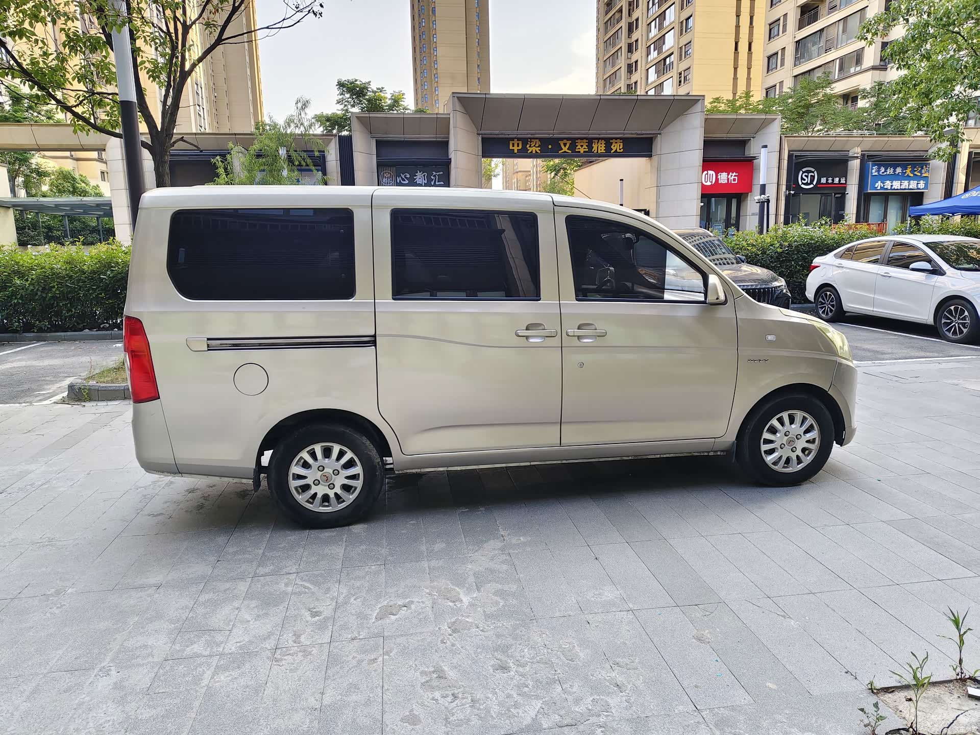 Wuling V, 2017 все фото