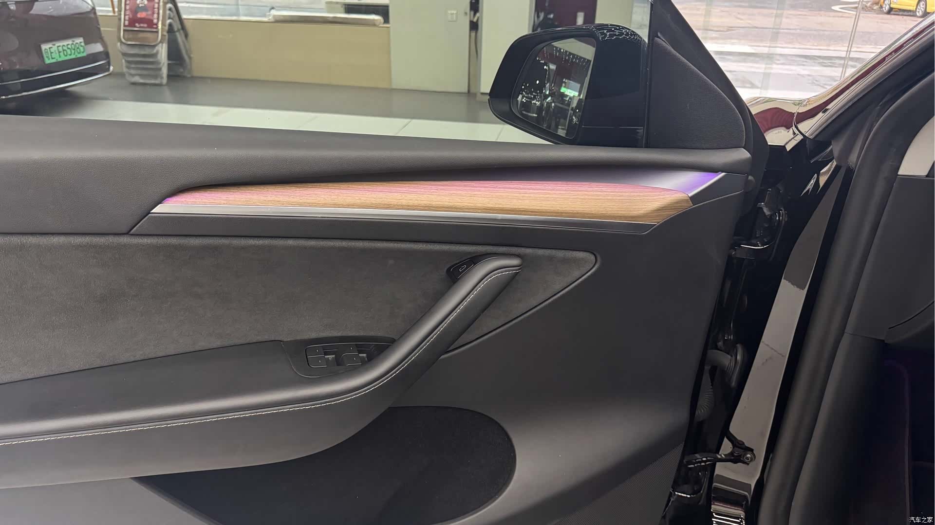 Tesla Model Y, 2023 17