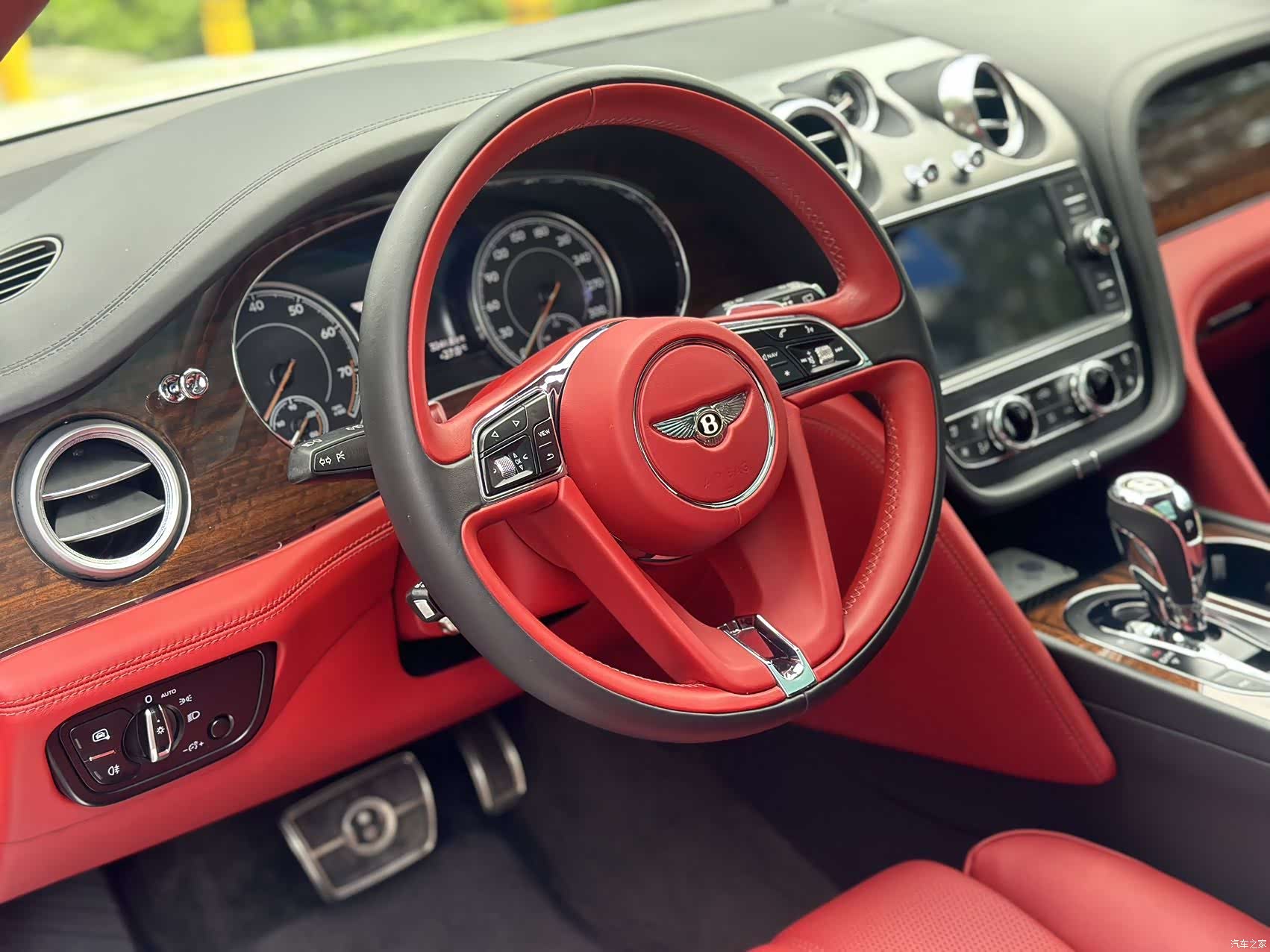 Bentley Bentayga, 2019 12