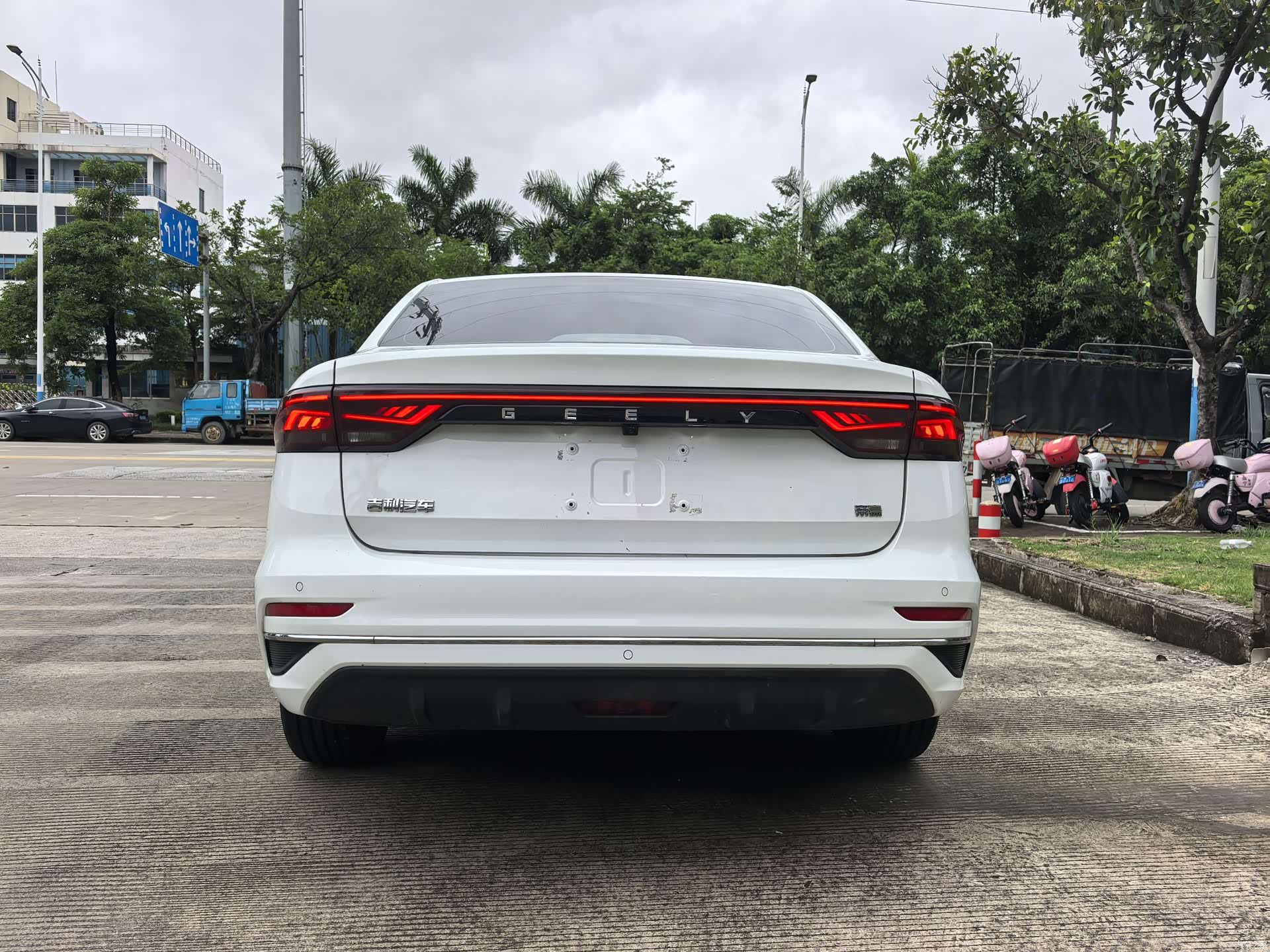 Geely Emgrand, 2023 14