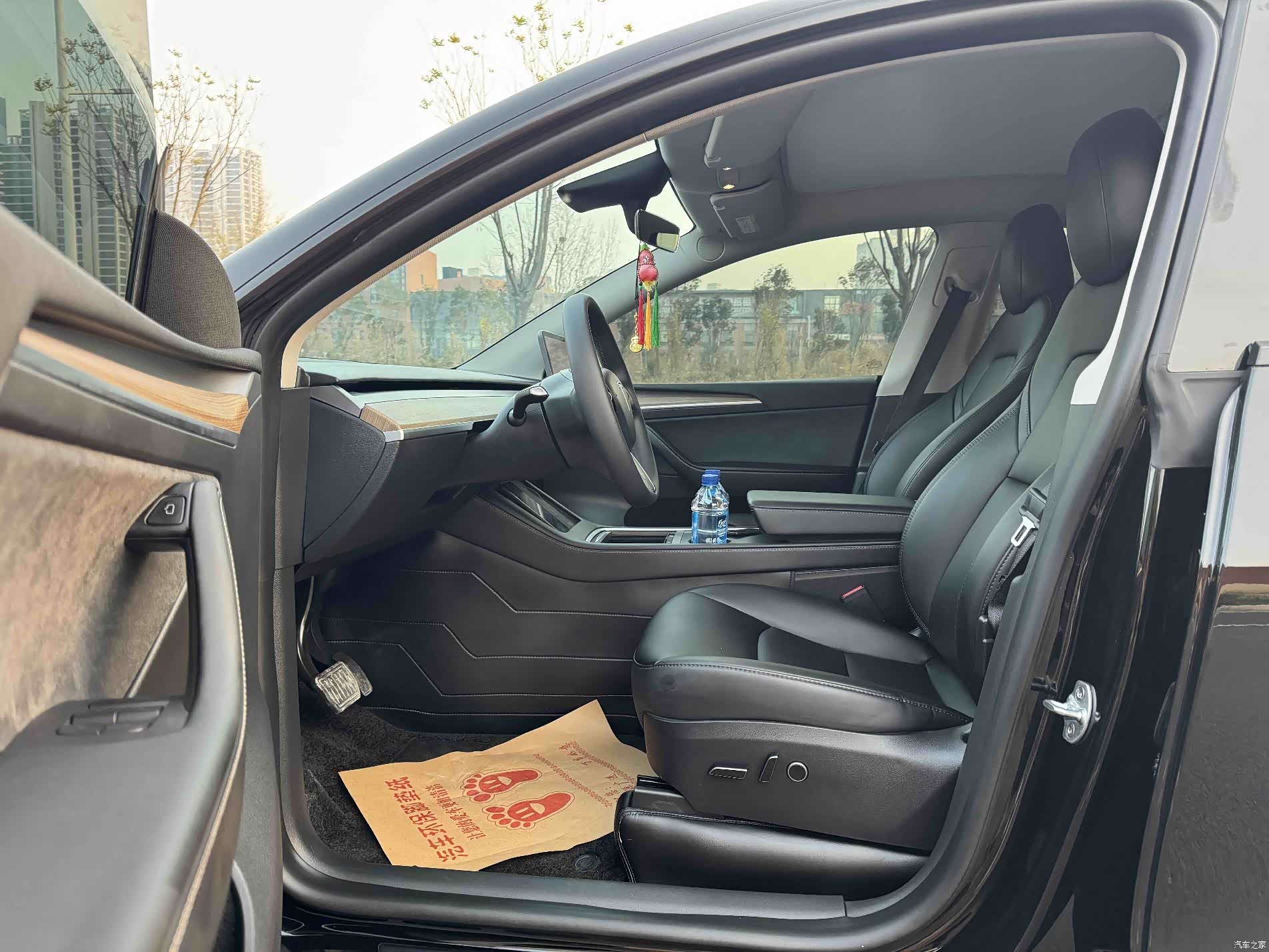 Tesla Model Y, 2023 4