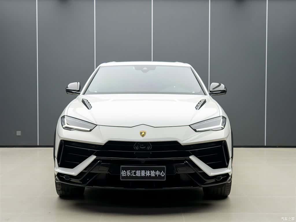 Lamborghini Urus, 2024 3