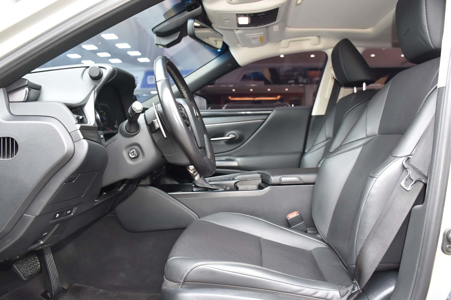 Lexus ES, 2019 все фото