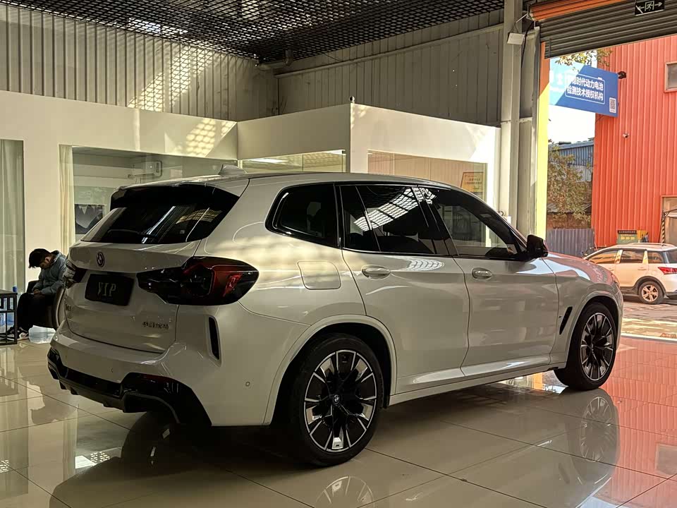 BMW iX3