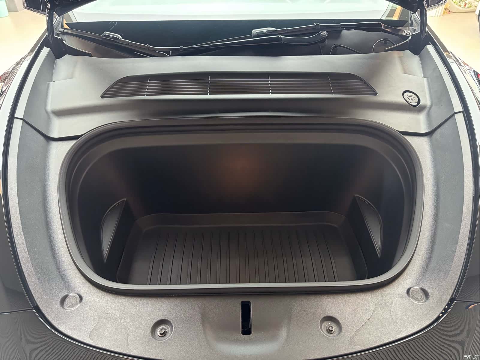 Tesla Model Y, 2023 19