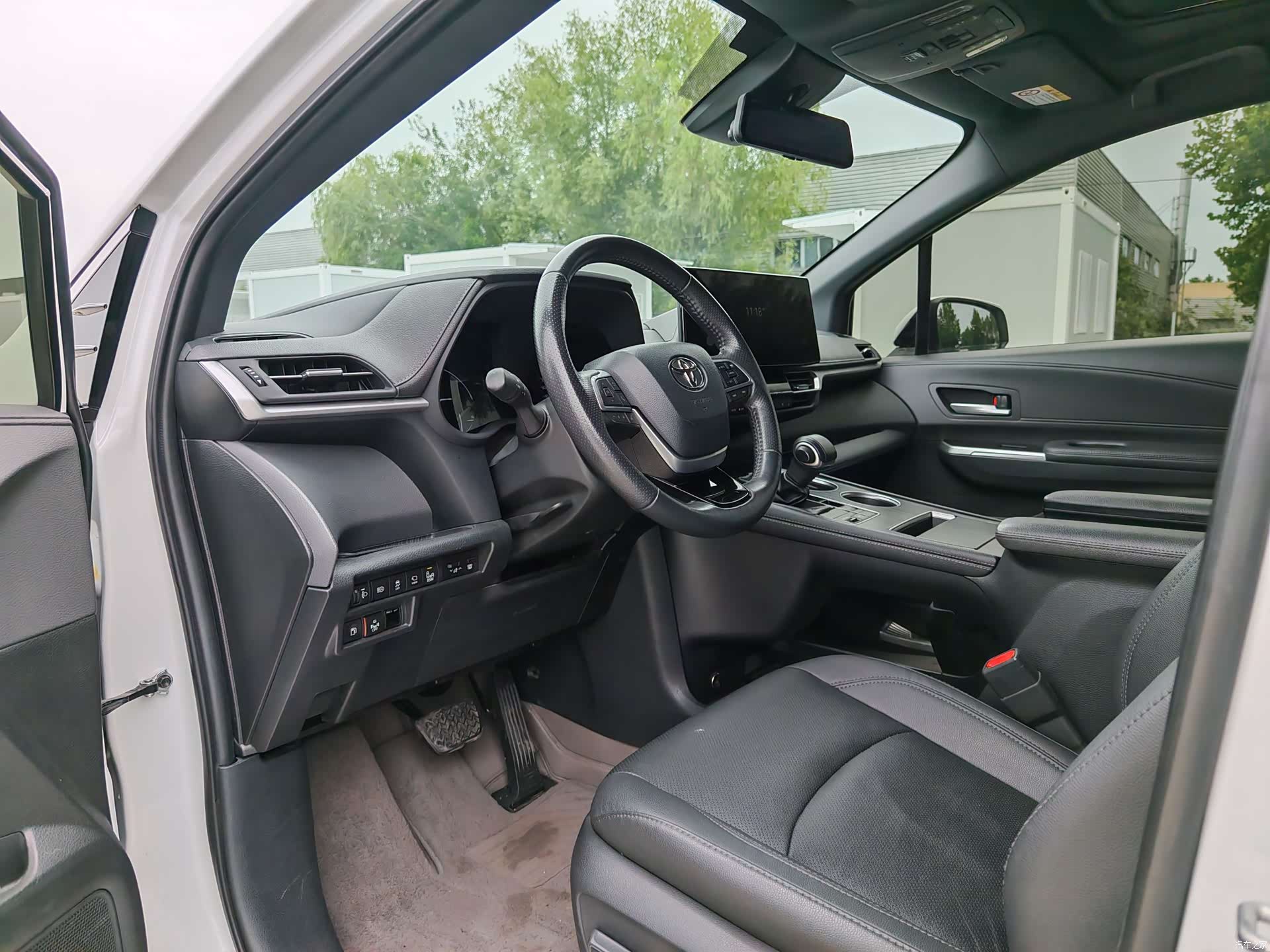 Toyota Sienna, 2022 все фото