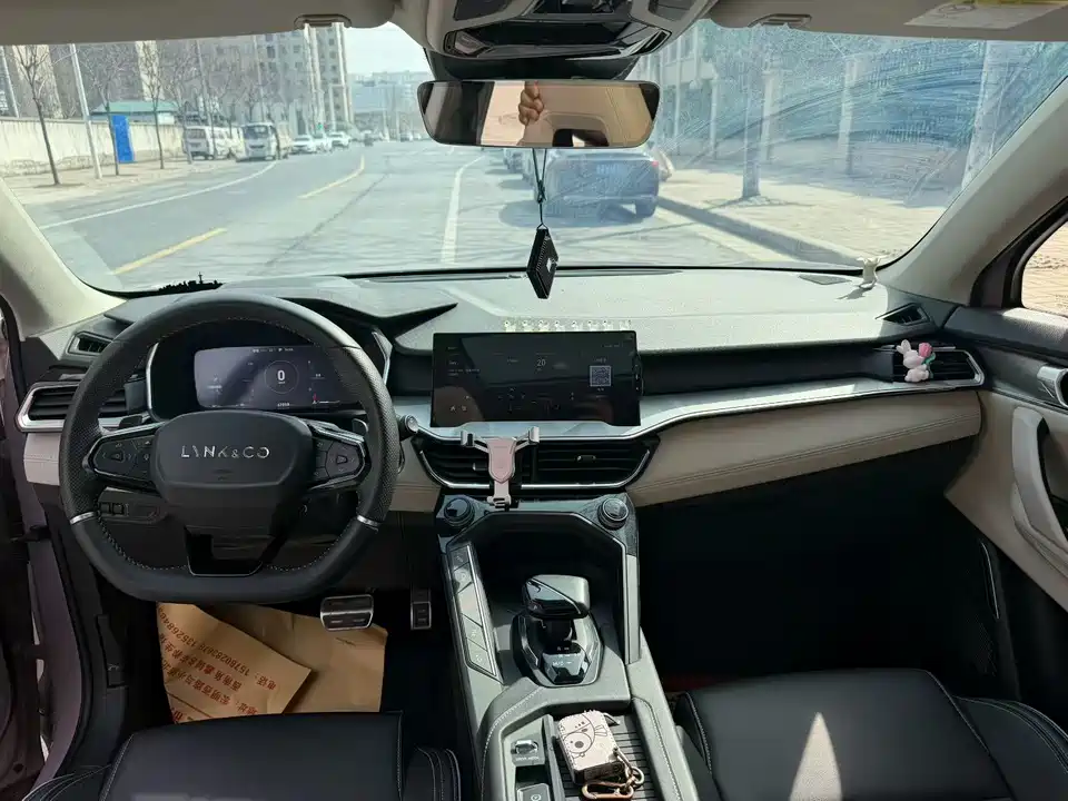 Lynk & Co 06