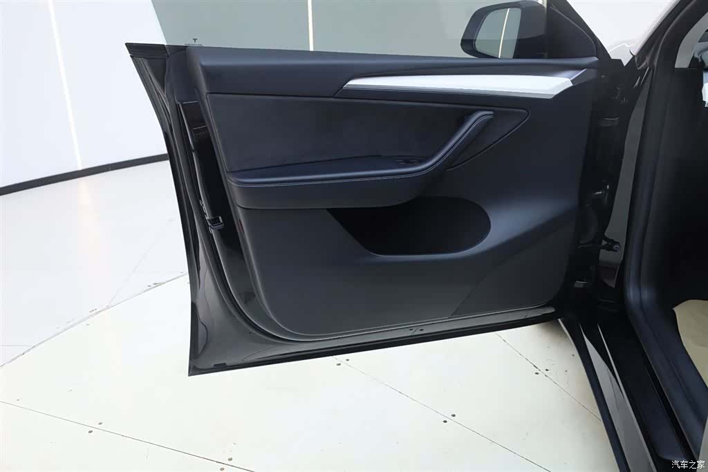 Tesla Model Y, 2023 18