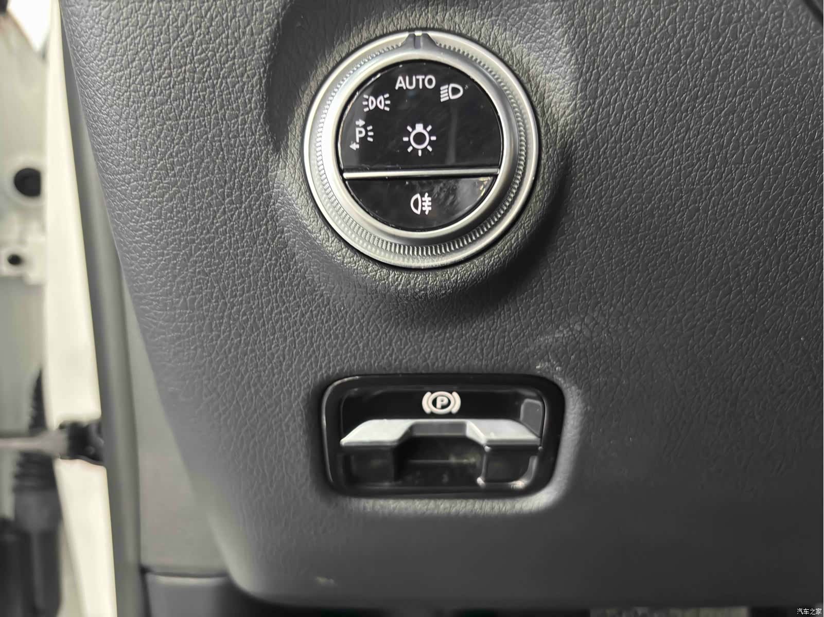 Mercedes-Benz C-Class, 2024 16