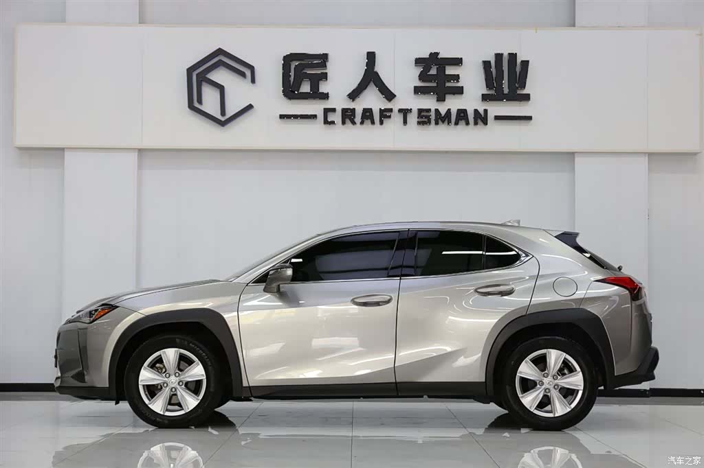 Lexus UX, 2022 4
