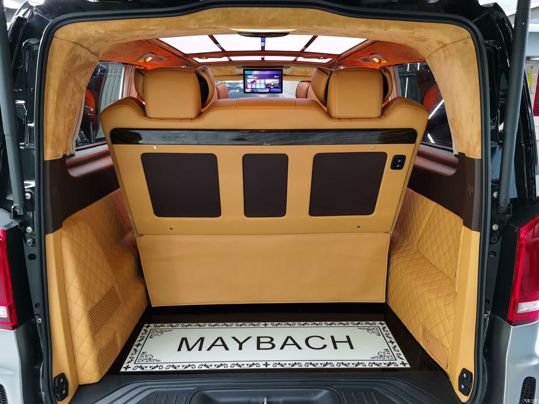 Mercedes-Benz 7, 2020 11