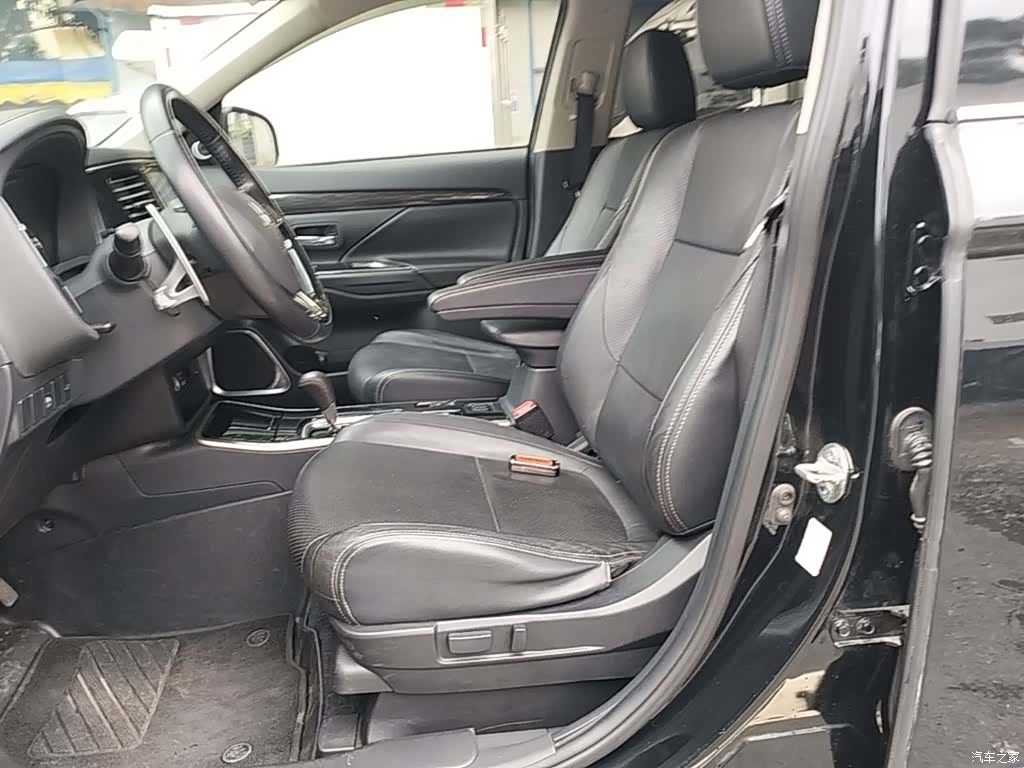 Mitsubishi Outlander, 2018 15