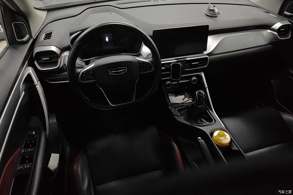Geely Coolray, 2022 12