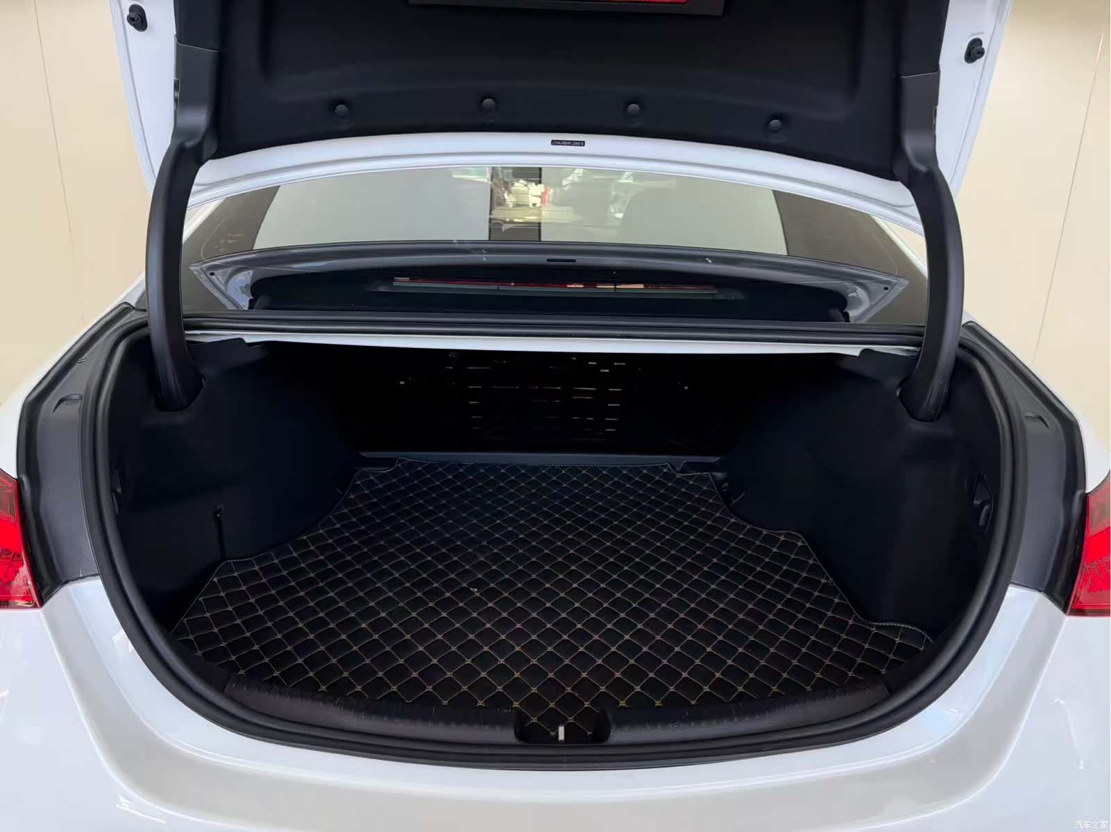 Mercedes-Benz C-Class, 2023 18