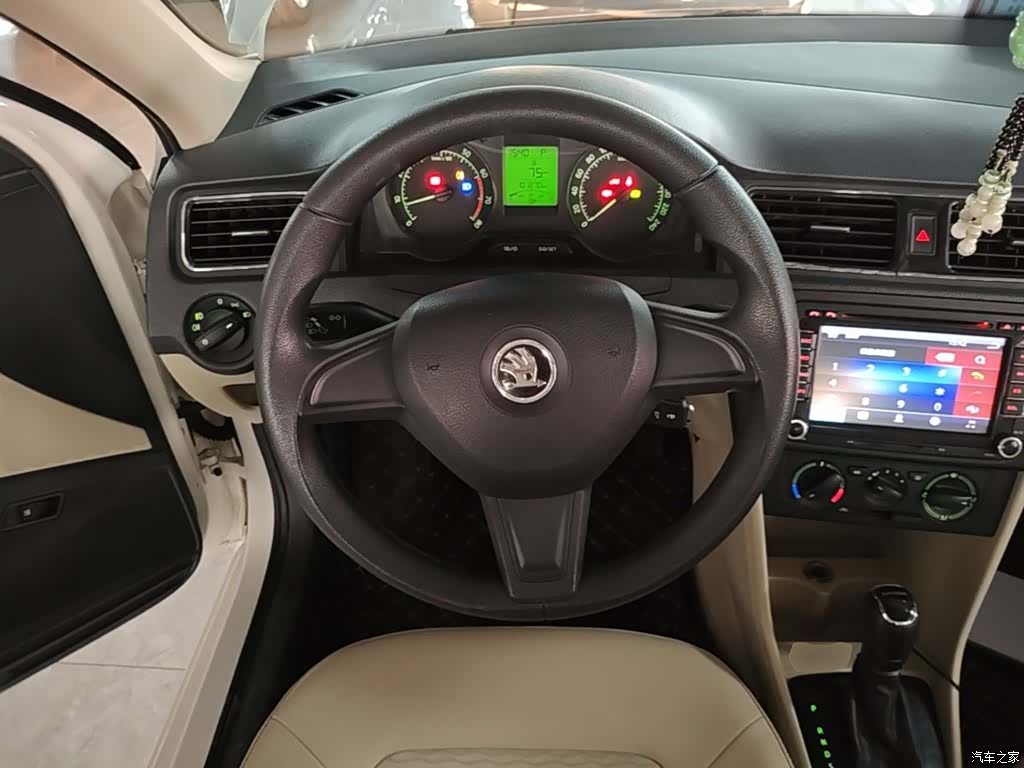 Skoda Rapid, 2015 11