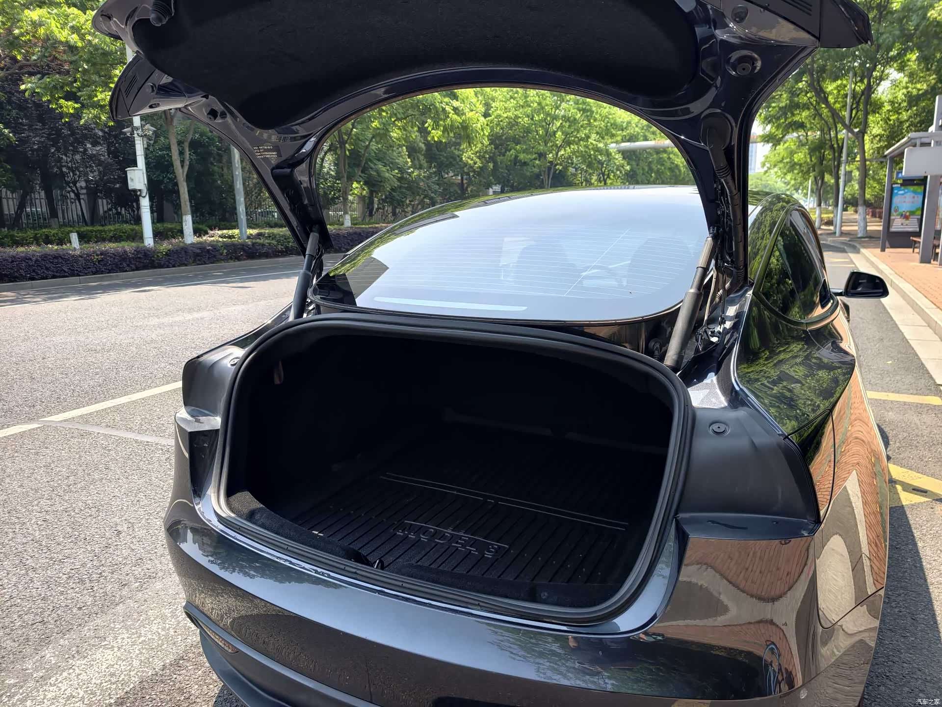 Tesla Model 3, 2025 12