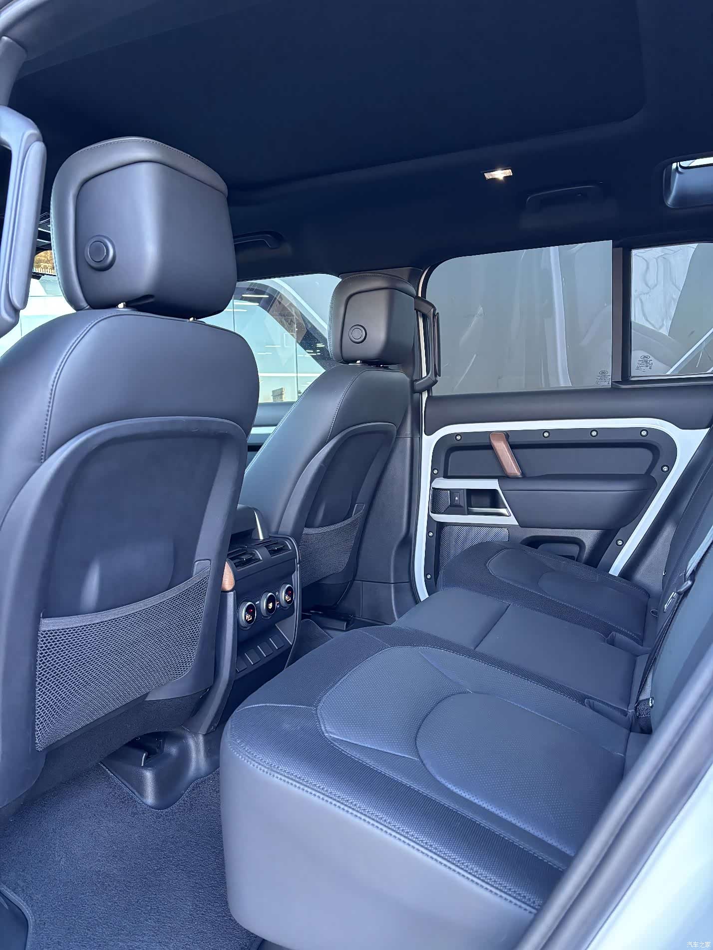 Land Rover Defender, 2023 15