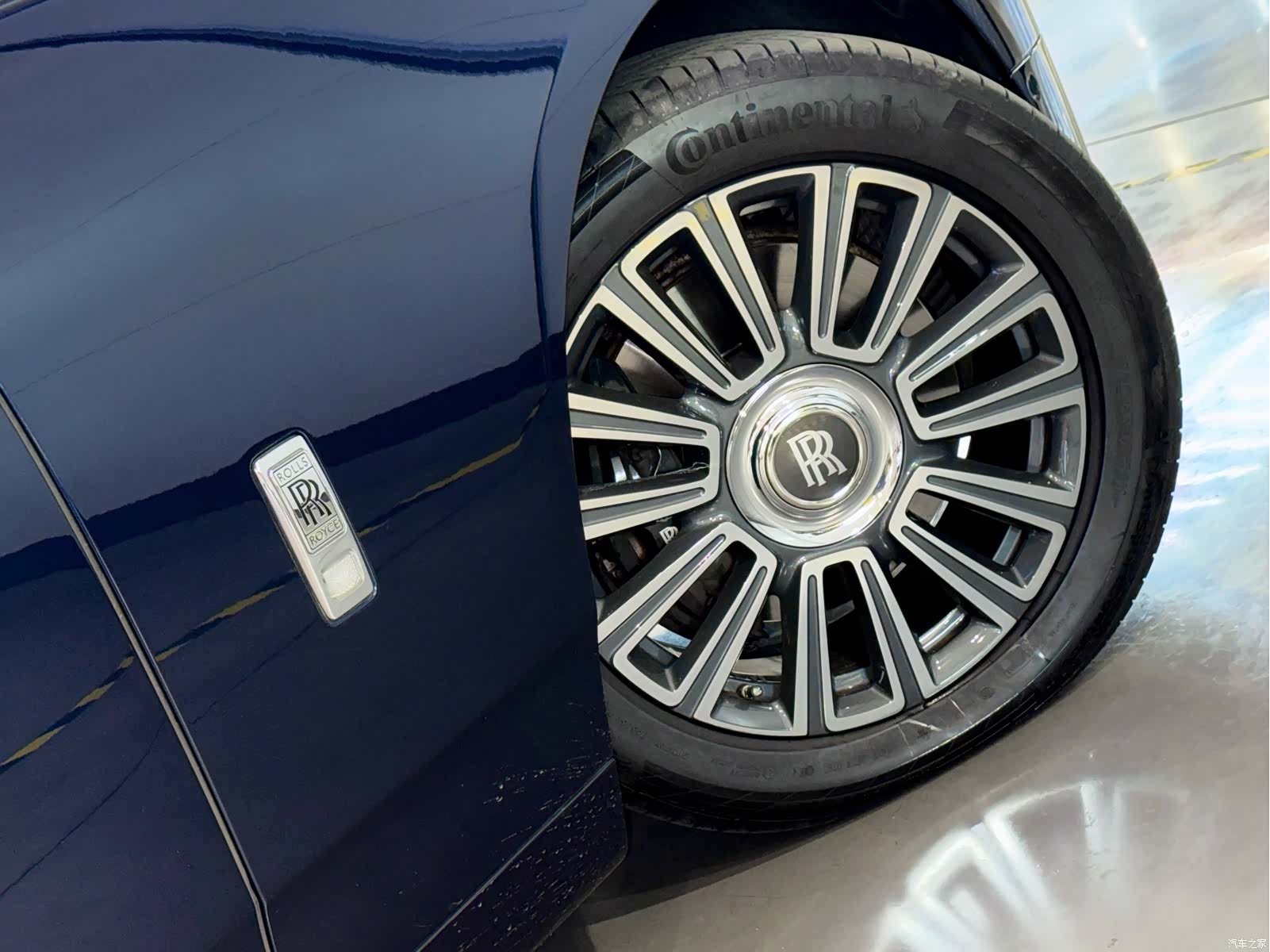 Rolls-Royce Phantom, 2020 все фото