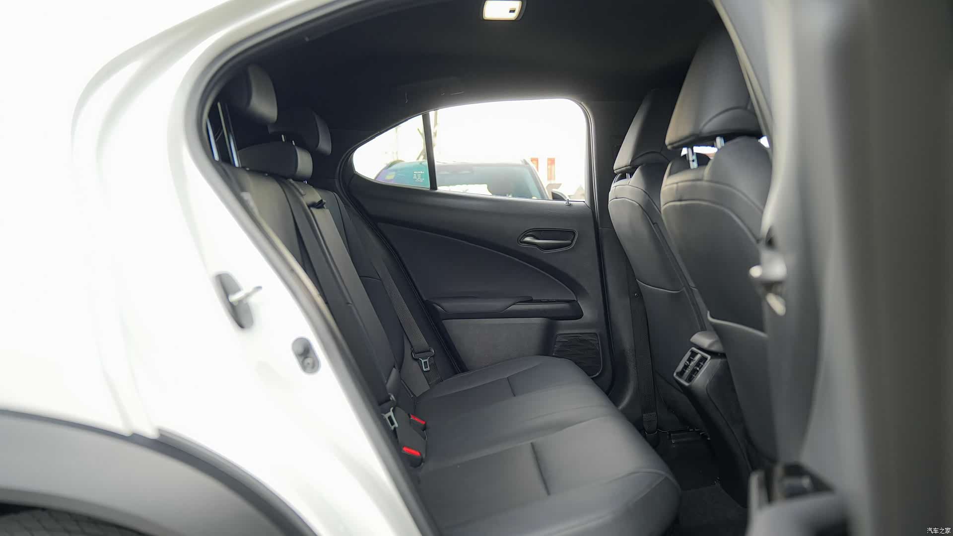 Lexus UX, 2023 14