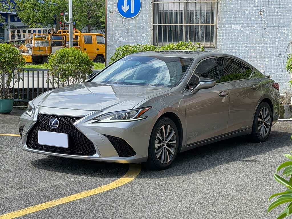 Lexus ES 2018 300h V