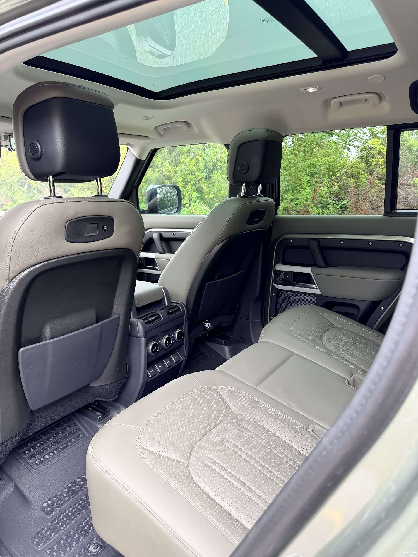 Land Rover Defender, 2020 15