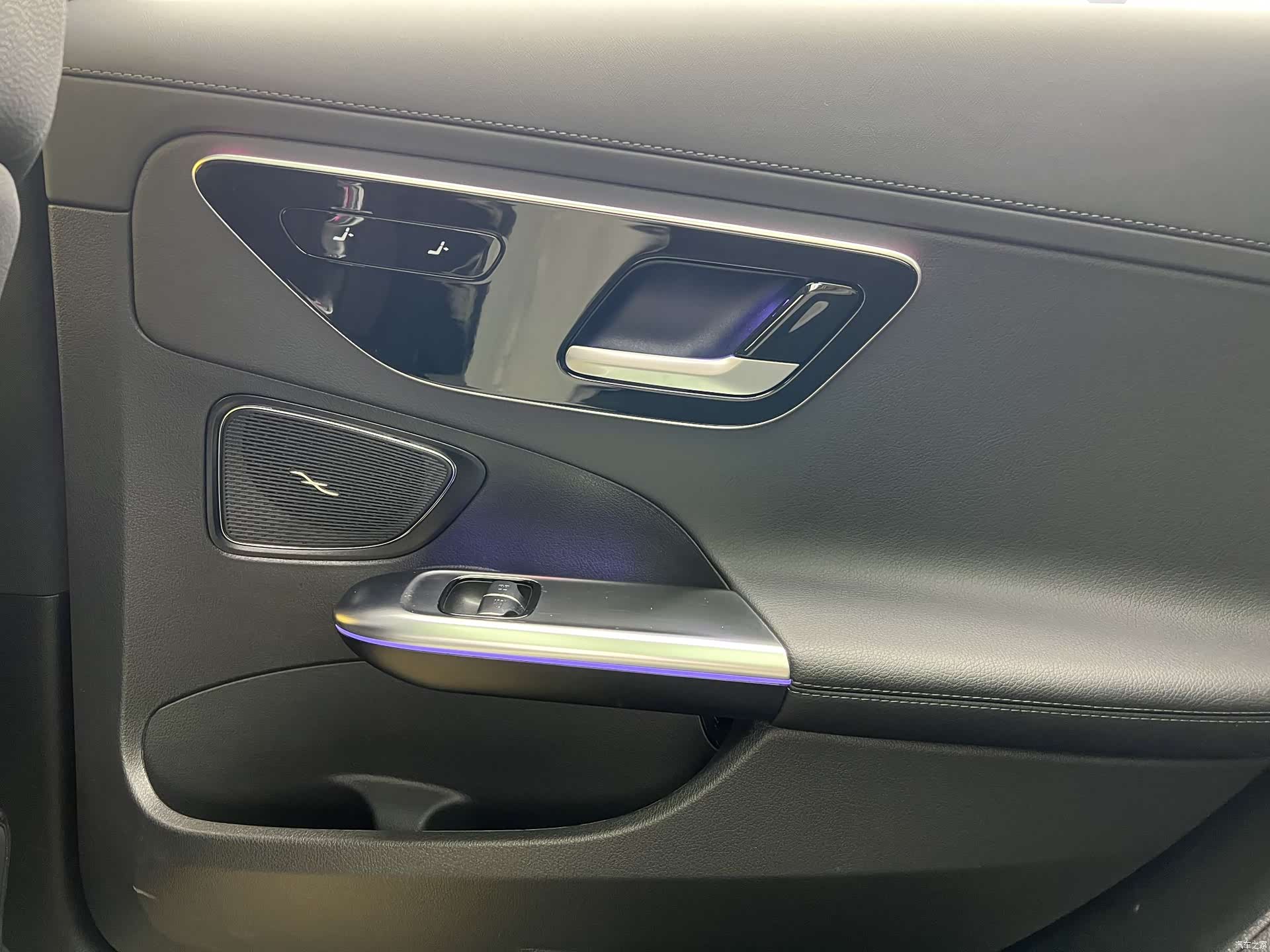 Mercedes-Benz C-Class, 2025 23