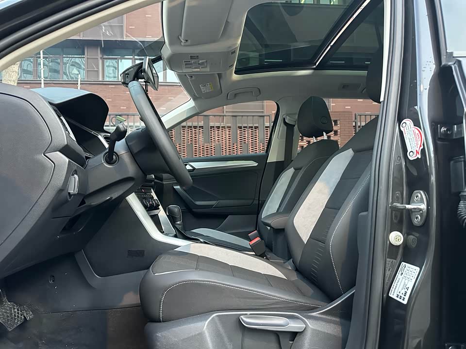 Volkswagen T-ROC exploring Songs