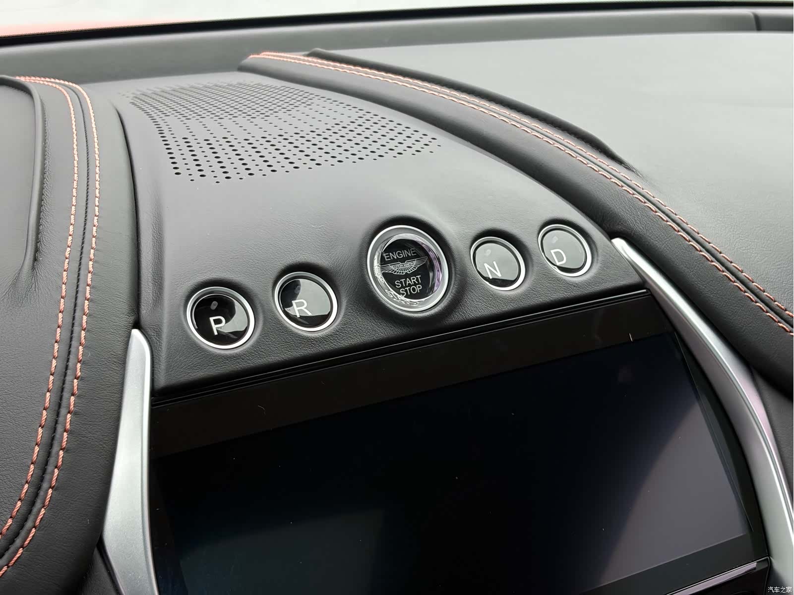 Aston Martin DBX, 2022 13