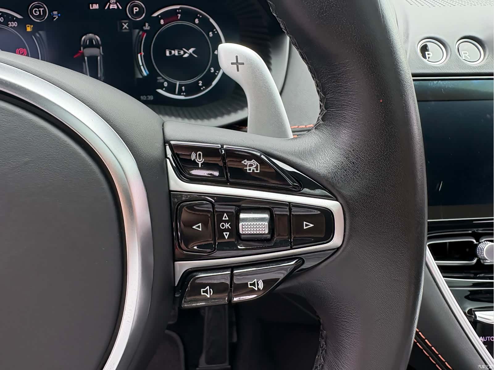 Aston Martin DBX, 2022 11
