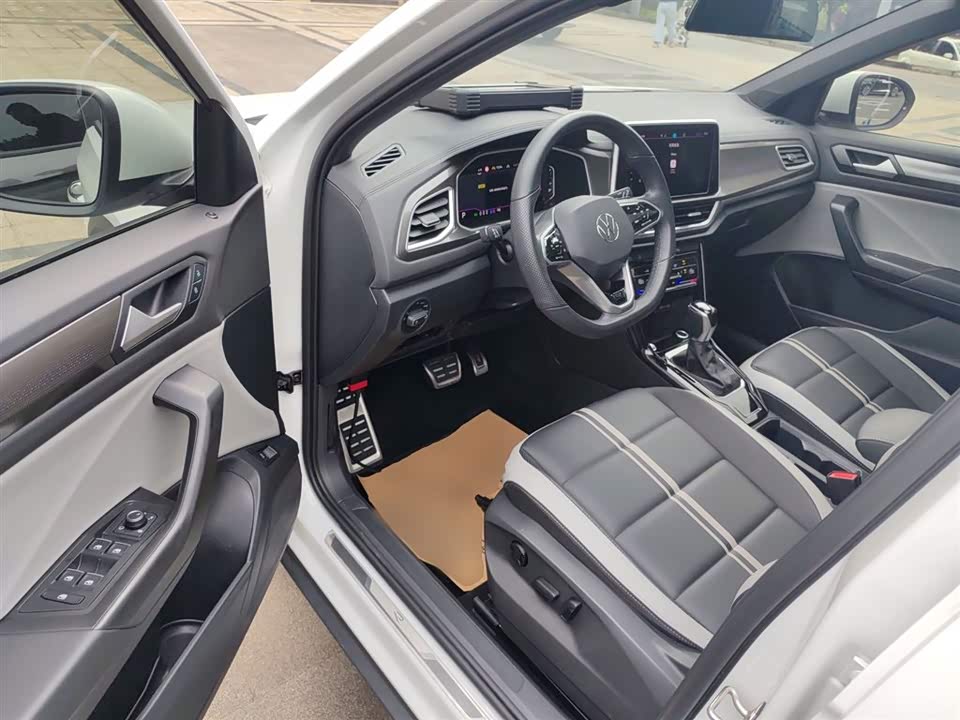 Volkswagen T-ROC exploring Songs