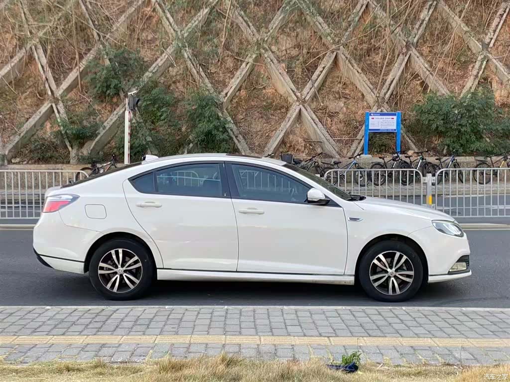 MG MG6, 2012 15