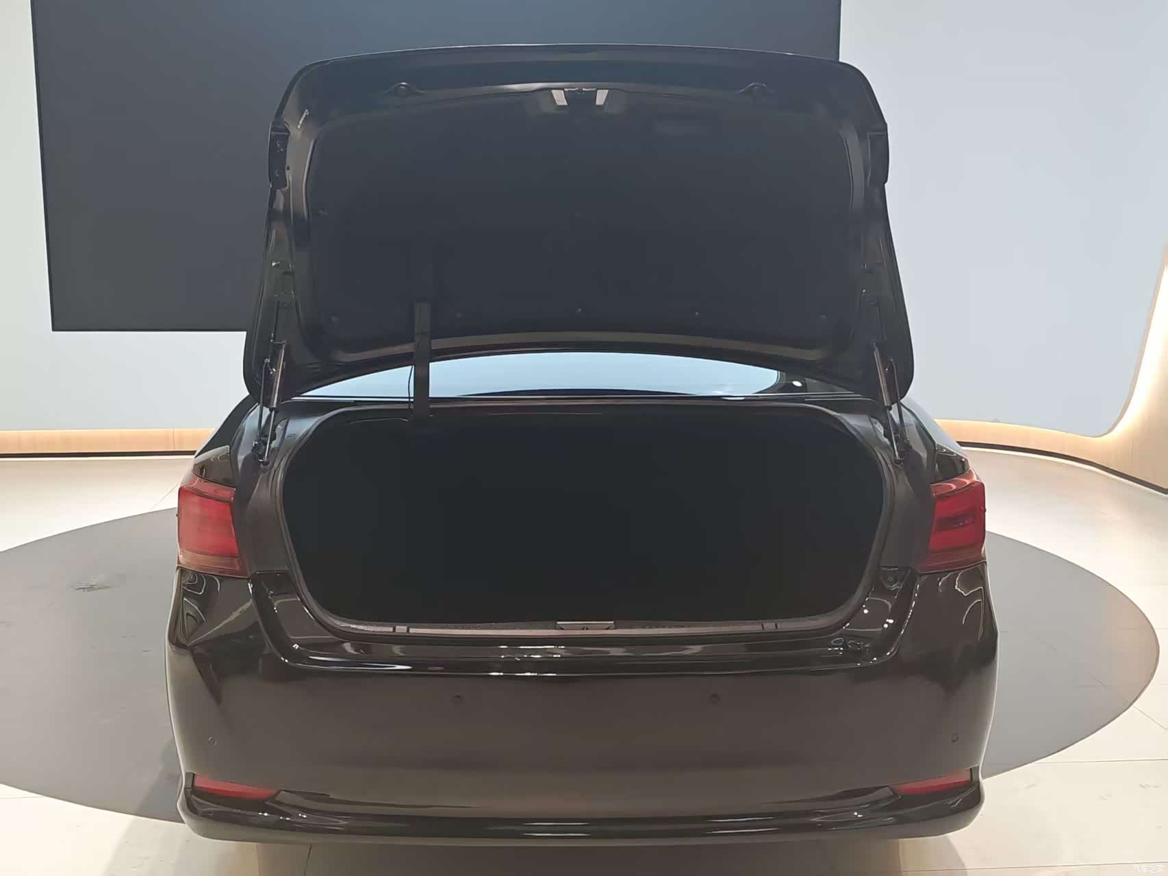 Toyota Crown, 2017 8