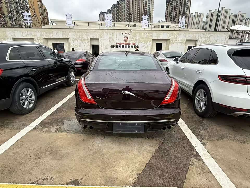 Jaguar XJ