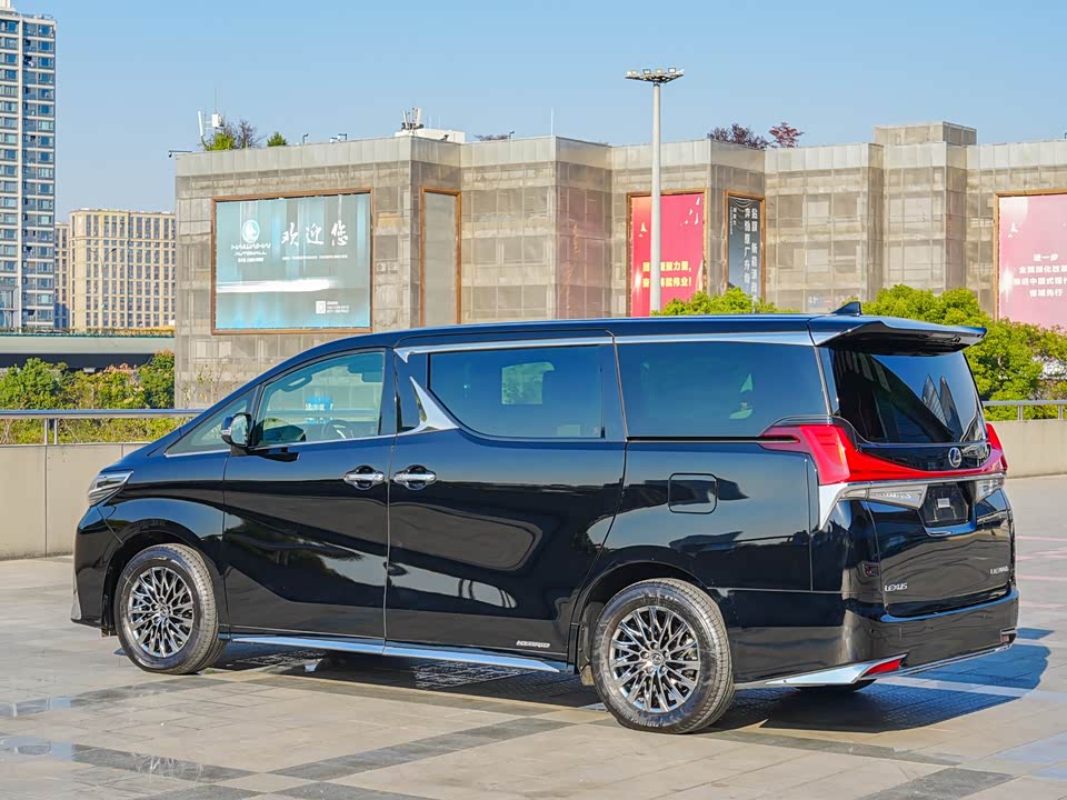 Lexus LM