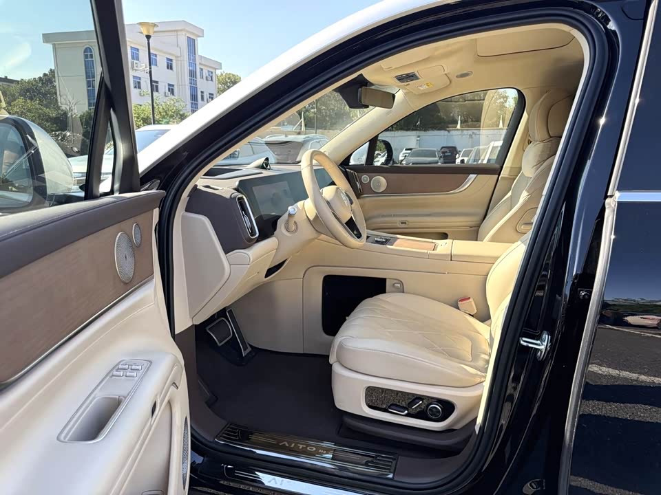 AITO Ask the world M9