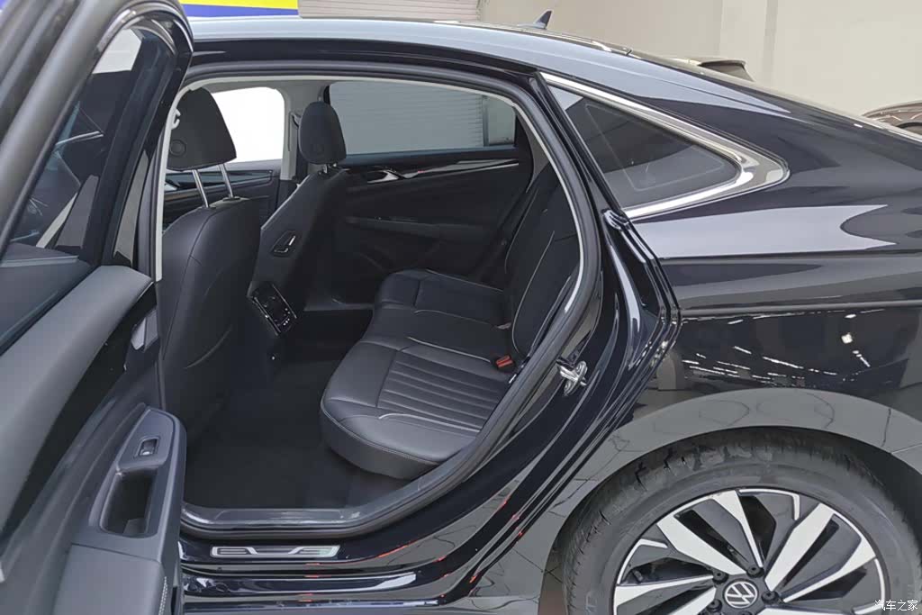Volkswagen Passat, 2023 11