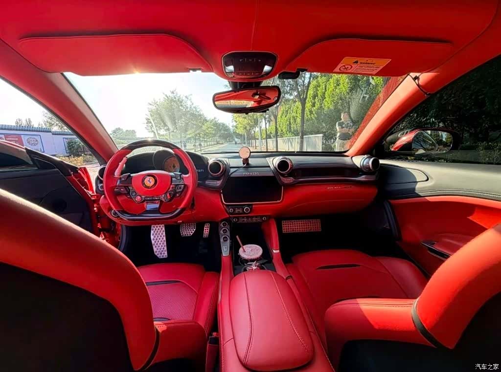 Ferrari GTC4Lus, 2018 9